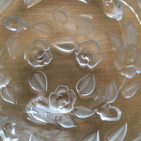 Beautiful Small clear Glass basket with handle floral design - Picture 5 of 6